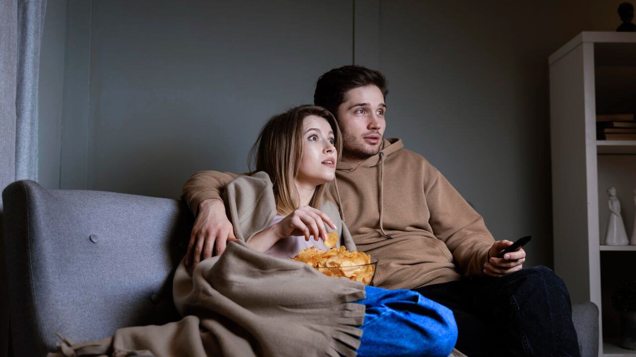 Couple regardant un film